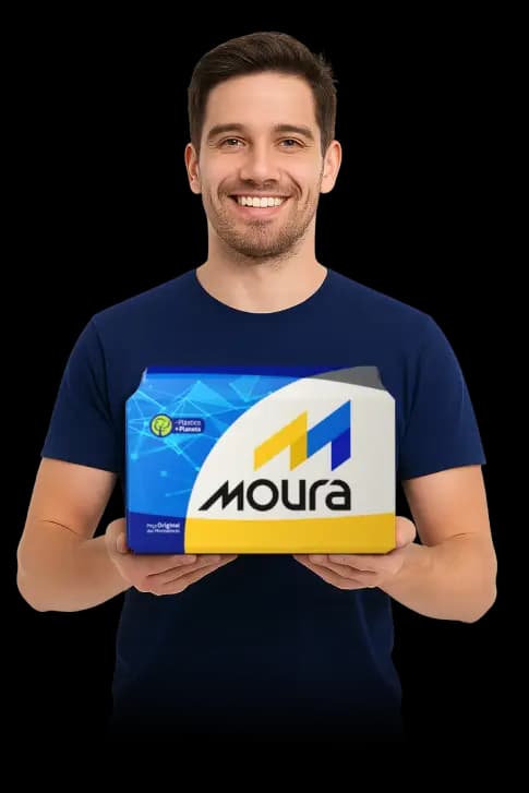 Homem sorrindo segurando uma bateria Moura